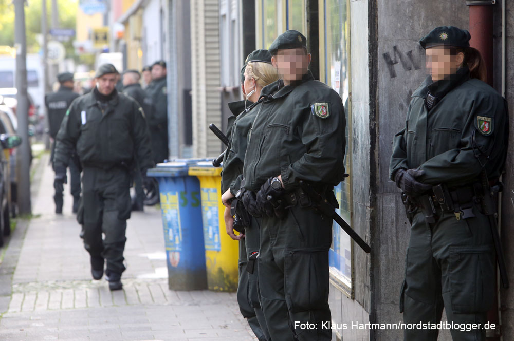 Polizeiposten vor allen Hauseingängen entlang der Oestermärsch