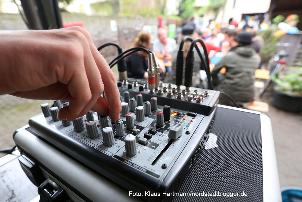 Tag der offenen Tür in der besetzten Kirche Sankt Albertus Magnus. Bei Musik waren die Biertische im Hof gut besucht