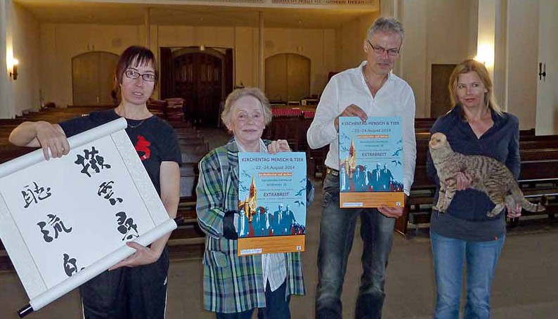 Beim Kirchentag Mensch & Tier in der Pauluskirche u.a. dabei: Karin Zhang, Erika Scheffler, Pastor Friedrich Laker und Heike Fischer mit anthropozoomorphen Wesen (von links). (Foto: Joachim vom Brocke)