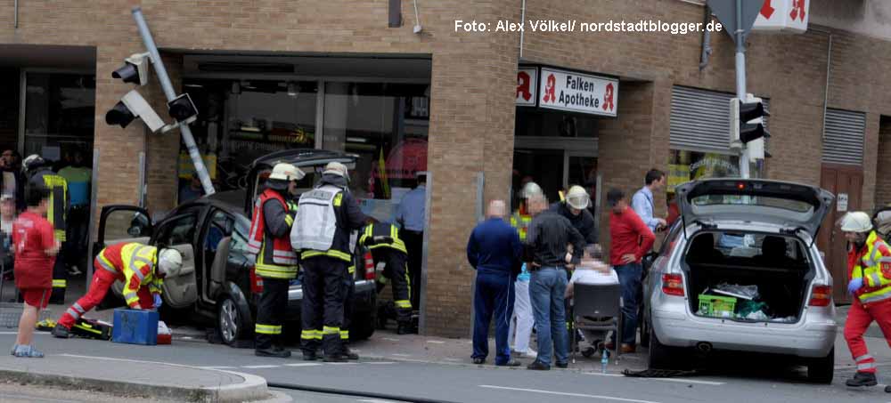 Vier Verletzte, zwei zerstörte Autos und zwei umgefahrene Ampeln sind die Bilanz eines Unfalls auf der Rheinischen Straße Ecke Heinrichstraße. Foto: Alex Völkel