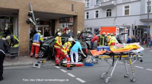 Vier Verletzte, zwei zerstörte Autos und zwei umgefahrene Ampeln sind die Bilanz eines Unfalls auf der Rheinischen Straße Ecke Heinrichstraße. Foto: Alex Völkel