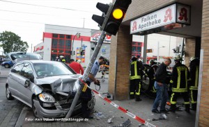 Vier Verletzte, zwei zerstörte Autos und zwei umgefahrene Ampeln sind die Bilanz eines Unfalls auf der Rheinischen Straße Ecke Heinrichstraße. Foto: Alex Völkel