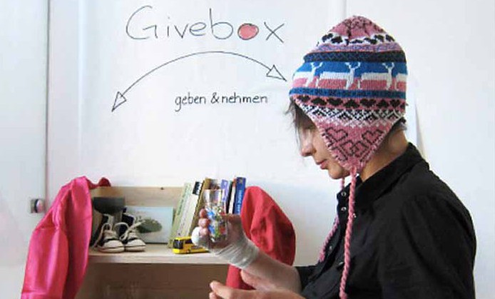 Susanne Bosch, Künstlerin in "Public Residence" am Borsigplatz, hat eine mobile "Givebox" gebaut