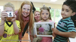 Kleine Vernissage im Familienzentrum Yorckstraße. Fotgrafieprojekt mit Kinder von 4-5 mit Fotografin Etta Gerdes, 2. v. l. und Martina Ploeg, 3. v. l.