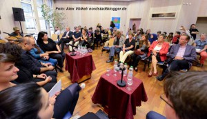 Völlig überfüllt war der Große Saal der Auslandsgesellschaft, wo am Donnerstagabend eine Podiumsdiskussion zum Start von "Djelem Djelem" stattfand.