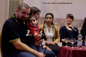 Völlig überfüllt war der Große Saal der Auslandsgesellschaft, wo am Donnerstagabend eine Podiumsdiskussion zum Start von "Djelem Djelem" stattfand.