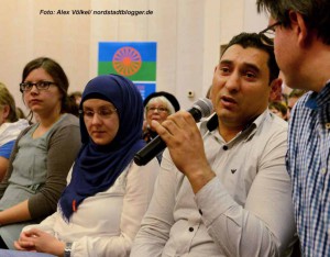 Völlig überfüllt war der Große Saal der Auslandsgesellschaft, wo am Donnerstagabend eine Podiumsdiskussion zum Start von "Djelem Djelem" stattfand.