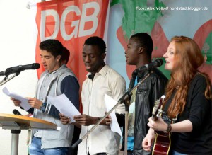 Vanessa Voss sorgte gemeinsam mit Flüchtlingen für den musikalischen Rahmen der Gedenkveranstaltung zum Antikriegstag in der Steinwache 