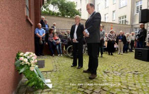 Der SLADo e.V. legt einen Kranz zum Gedenken an alle Homosexuellen Opfer der NS-Zeit nieder.