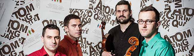 Das Atom String Quartet tritt am Flughafen auf.