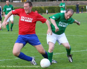 Fußballturnier der Religionen, Anstoß zum Dialog, im Hoeschpark. Spiel Pfarrer gegen Imame endet 4 : 2