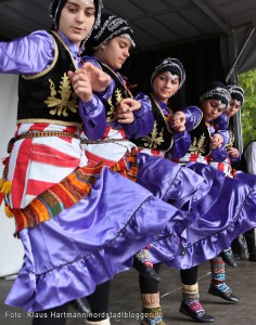 Fußballturnier der Religionen, Anstoß zum Dialog, im Hoeschpark. Türkische Folkloregruppe des Bildungszentrum Westhoffstraße