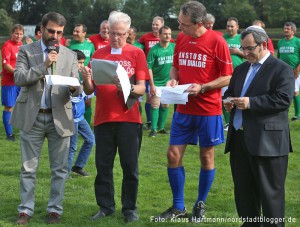 Fußballturnier der Religionen, Anstoß zum Dialog, im Hoeschpark. Vor dem Spiel Pfarrer gegen Imame verlesen Vertreter der Religionen die "Dortmunder Selbstverpflichtung".