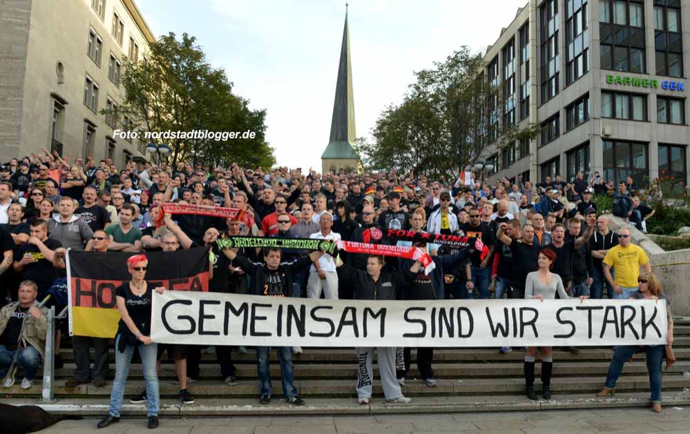 300 Menschen nahmen am Treffen der Gruppe "Hooligans gegen Salafisten" in Dortmund teil.