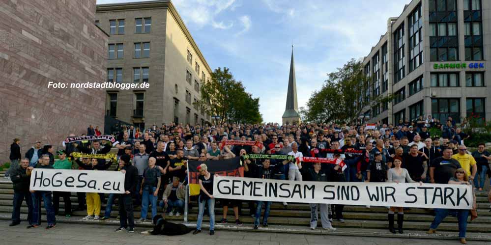 300 Menschen nahmen am Treffen der Gruppe "Hooligans gegen Salafisten" in Dortmund teil.