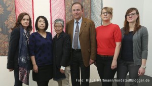 Ausstellung von Aiko Tezuka: Thin Membran, Picture Come Down im Dortmunder Kunstverein in Kooperation mit der Deutsch-Japanischen Gesellschaft in der Auslandsgesellschaft NRW e. V. Von links: Marion Edelhoff, Kunstverein, Aiko Tezuka, Yoko Schlüter, Deutsch-Japanische Gesellschaft, Klaus Wegener Auslandgesellschaft NRW, Sandra Dichtl, Kunstverein und Linda Schroer, Kunstverein