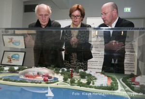 Ausstellungseröffnung mit Werken von Hermann van Veen im Dortmunder U. Hermann van Veen, Ministerin Ute Schäfer und Stephan Vogelskamp, Alfred J. Kwak Stiftung vor einem Modell des Alfred J. Kwak-Hauses