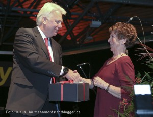 Verabschiedung von Helga Kranz und Wiederöffnung des Dietrich-Keuning-Haus. Oberbürgermeister Ullrich sierau verabschiedet Helga Kranz