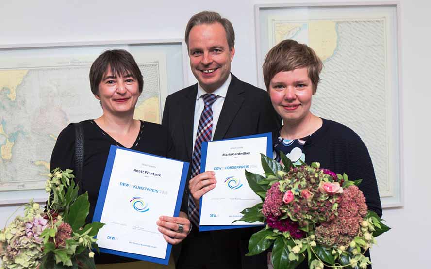 Kunstpreisträgerin Anett Frontzek DEW-Chef Dr. Frank Brinkmann und Förderpreusträgerin Maria Gerdwilke. Foto: DEW21