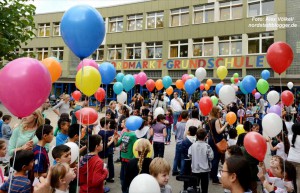 Nordmarkt-Grundschule - Ballonstart zum Roma-Festival Djelem Djelem