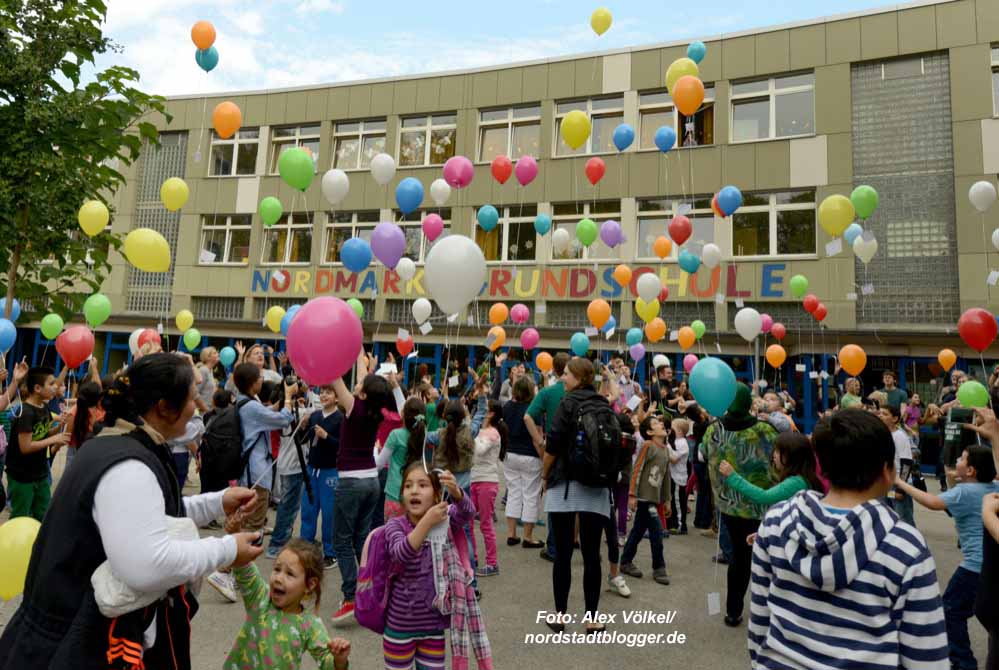 330 Kinder der Nordmarkt-Grundschule ließen ihre Wünsche in den Himmel aufsteigen. Fotos: Alex Völkel