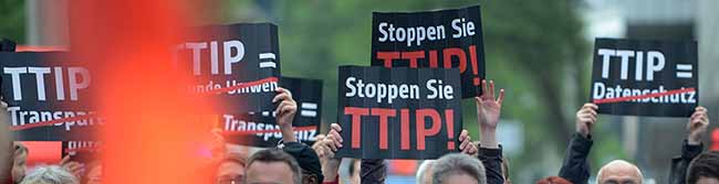 Während einer SPD-Wahlkampf-Veranstaltung mit Martin Schulz in Dortmund protestierten Aktivisten gegen das Freihandelsabkommen TTIP.