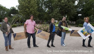 Das Team vom Quartiersmanagement Nordstadt auf dem Nordmarkt beim Umzug in die neuen Räumlichkeiten an der Mallinckrodtstraße. V. l.: Heike Schulz, Martin Gansau, Lydia Albers, Devrim Ozan und Jana Heger