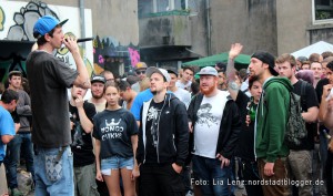 Adler-Backyard-Jam in der Adlerstraße 59. Auf der Bühne: Mitveranstalter und Dortmunder Rapper Velix Recula.