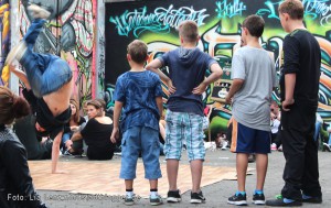 Adler-Backyard-Jam in der Adlerstraße 59. Kinder aus der Nachbarschaft sind von den Breakdancern fasziniert