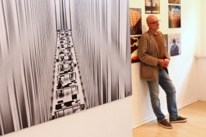 Links: Foto von Klaus Pfeiffer mit dem Titel "ora et lege" (Bete und lies). Der Künstler ist rechts zu sehen.