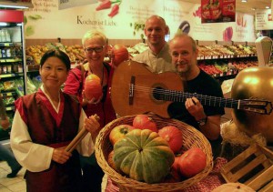 Pressekonferenz im Supermarkt und Hinweis auf einen musikalisch-kabarettitischen Bummel durch den Supermarkt an Erntedank, auch das ist mommenta: (v.l.) die koreanische Trommlerin Nam-Sook Kim-Böker, Lioba Albus, Kulturförderer und Marktleiter Stefan Grubendorfer sowie Musiker Andreas Heuser.