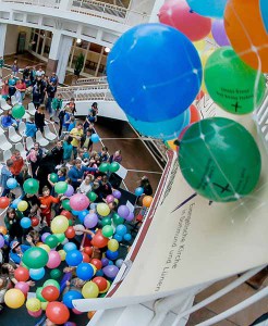 Konfirmanden haben im Rathaus ein Zeichen gegen Rechtsextremismus gesetzt. Foto: Stephan Schütze/VKK