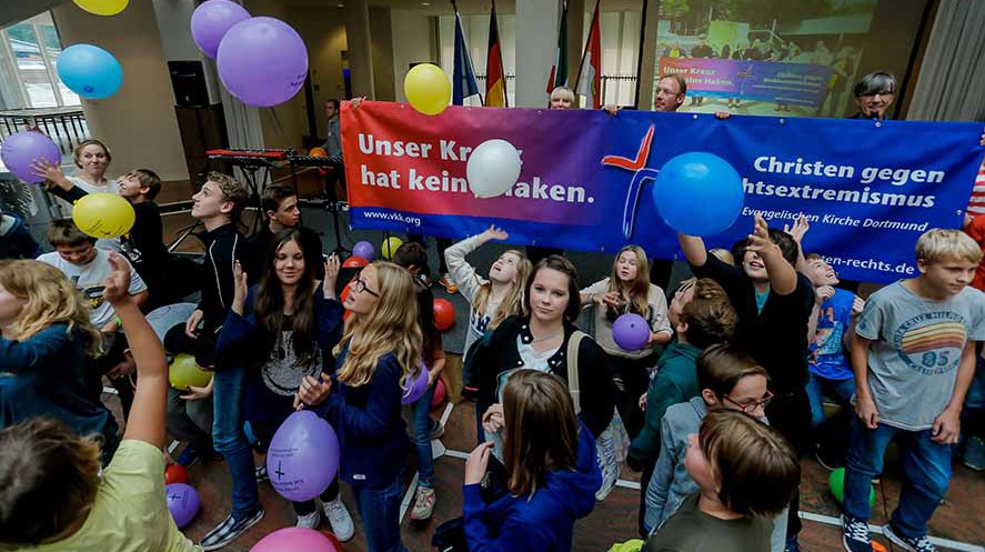 Konfirmanden haben im Rathaus ein Zeichen gegen Rechtsextremismus gesetzt. Foto: Stephan Schütze/VKK