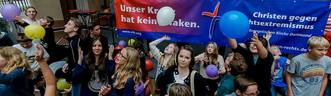 Konfirmanden haben im Rathaus ein Zeichen gegen Rechtsextremismus gesetzt. Foto: Stephan Schütze/VKK