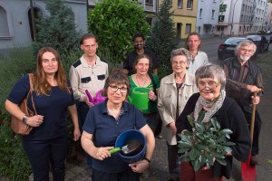 Die Baumscheibenpaten aus dem Brunnenstraßenviertel vor einer Baumscheibe in der Gronaustraße