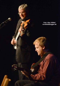 Alexej Wagner (Gitarre) und Bernd Huber (Geige) begleiteten Dotschy Reinhardt.