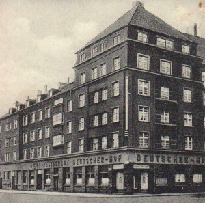 Die goldfarbenen Schriftzüge am ehemaligen Hotel und Restaurant „Deutscher Hof“ lassen sogar noch etwas vom Glanz der 1920er Jahre, in denen die meisten Häuser gebaut wurden, erahnen. 