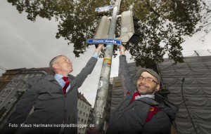 Die Partei "Die Partei" benennt Straßen mit brauner Vergangenheit um. Der Dond, links und Graf von Kronenberg benennen die Speestraße in Titanicstraße um