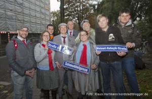 Die Partei "Die Partei" benennt Straßen mit brauner Vergangenheit um. Mitglieder der Partei Die Partei mit neuen Straßenschildern