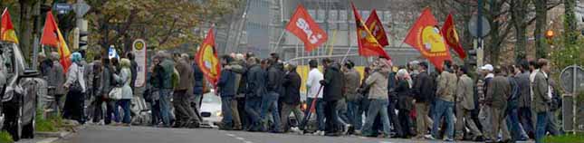 Fast 1000 Menschen - überwiegend Kurdinnen und Kurden - gingen in Dortmund gegen die IS-Terror auf die Straße. Foto: Alex Völkel