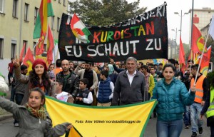 Fast 1000 Menschen - überwiegend Kurdinnen und Kurden - gingen in Dortmund gegen die IS-Terror auf die Straße. Foto: Alex Völkel