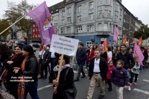 Fast 1000 Menschen - überwiegend Kurdinnen und Kurden - gingen in Dortmund gegen die IS-Terror auf die Straße. Foto: Alex Völkel