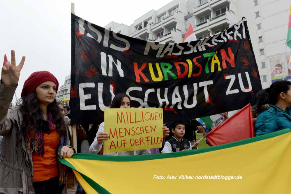 Fast 1000 Menschen - überwiegend Kurdinnen und Kurden - gingen in Dortmund gegen die IS-Terror auf die Straße. Foto: Alex Völkel