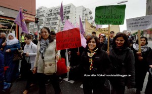 Fast 1000 Menschen - überwiegend Kurdinnen und Kurden - gingen in Dortmund gegen die IS-Terror auf die Straße. Foto: Alex Völkel