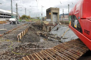 Der erste Startschacht für die Erweiterung der Stadtbahnhaltestelle unter dem Dortmunder Hauptbahnhof wird am 22.Oktober 2014 im Bereich des Bahnsteigs für die DB-Gleise 26 und 31 abgeteuft. Die eigentlichen Bauarbeiten zur Verbreiterung der Bahnsteige werden unterirdisch vorgetrieben.