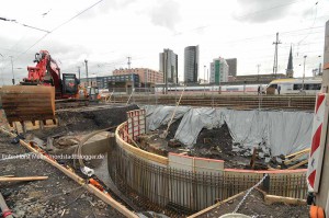 Der erste Startschacht für die Erweiterung der Stadtbahnhaltestelle unter dem Dortmunder Hauptbahnhof wird am 22.Oktober 2014 im Bereich des Bahnsteigs für die DB-Gleise 26 und 31 abgeteuft. Die eigentlichen Bauarbeiten zur Verbreiterung der Bahnsteige werden unterirdisch vorgetrieben.