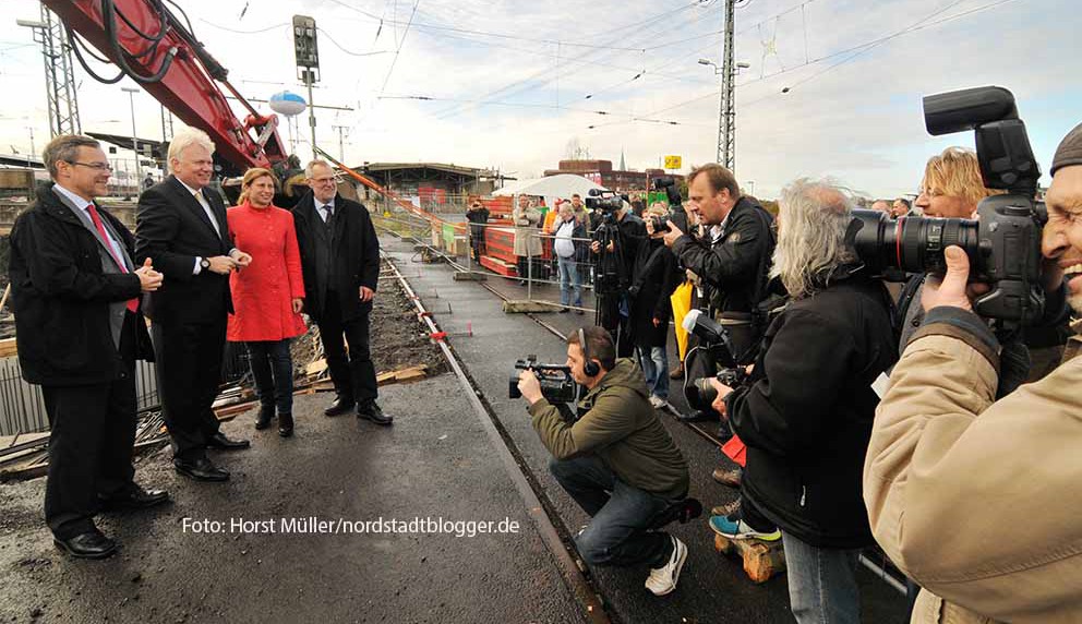 Der erste Startschacht für die Erweiterung der Stadtbahnhaltestelle unter dem Dortmunder Hauptbahnhof wird am 22.Oktober 2014 im Bereich des Bahnsteigs für die DB-Gleise 26 und 31 abgeteuft. Die eigentlichen Bauarbeiten zur Verbreiterung der Bahnsteige werden unterirdisch vorgetrieben. DSW 21 -Verkehrsvorstand Hubert Jung, OB Ulrich Sierau, Tiefbauamtsleiterin Sylvia Uehlendahl und Baudezernent Martin Lürwer (v.l.) beim offiziellen Beginn der Arbeiten.