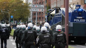 Gewalttätige Hooligans und  Neonazis waren bei der "HoGeSa"-Aktion in Köln dabei. Foto: Marcus Arndt