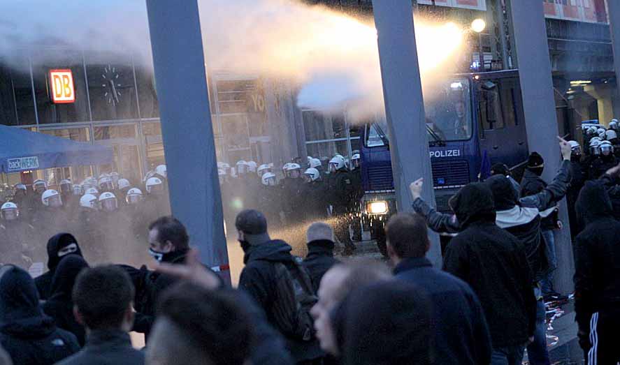 Gewalttätige Hooligans und Neonazis waren bei der "HoGeSa"-Aktion in Köln dabei. Foto: Marcus Arndt