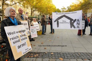 Zum Welttag der Armut am 17. Oktober 2014 halten Aktive der Dortmunder Kana-Suppenküche am Europabrunnen auf der Kleppingstrasse eine Mahnwache. Sie machen mit ihrer Aktion auch auf die Situation der Wohnungslosen in Dortmund aufmerksam.